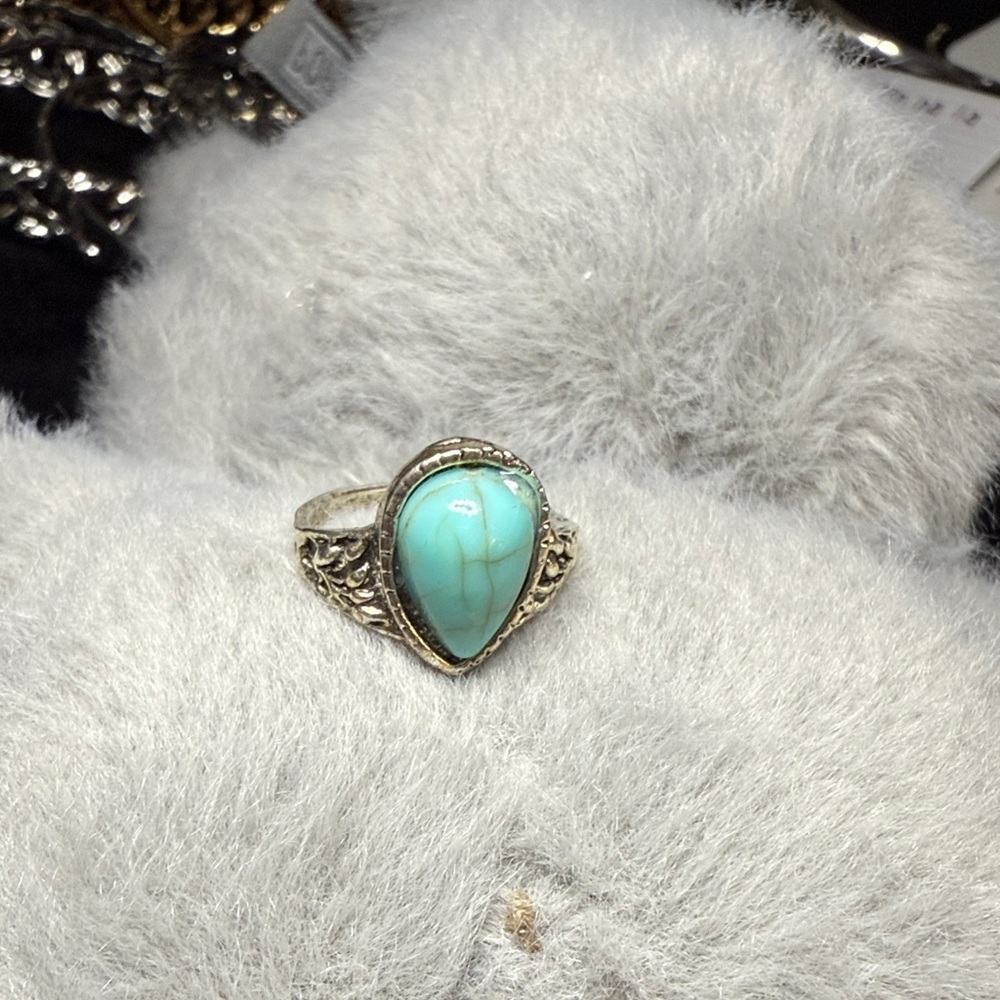 Elegant Silver Turquoise Ring